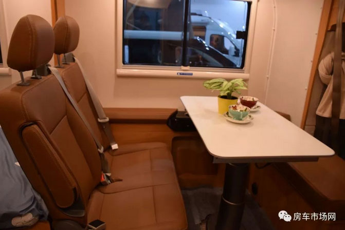 全新升級(jí)大通原廠2018款C型房車(chē)