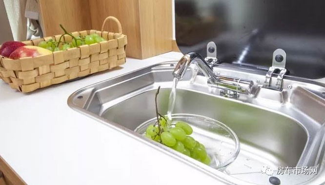 全新升級(jí)大通原廠2018款C型房車(chē)