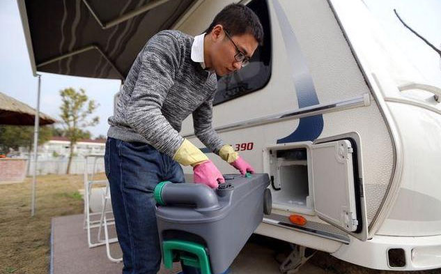 32歲成都小伙7年攢30萬 不買房子買房車 看遍天下風景