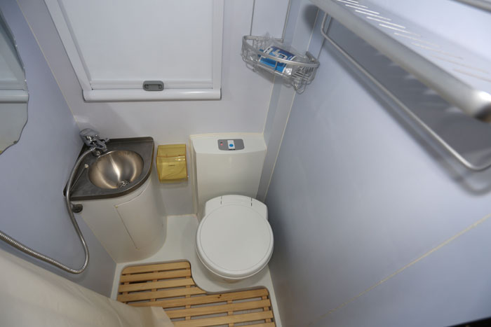 雅升新款依維柯小額頭C型房車北京發布