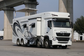重汽豪沃T7H豪華8×4房車